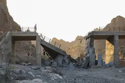 سرگردانی مردم و رانندگان پس از حمله آمریکا به پل محور رودان - بندرعباس + عکس