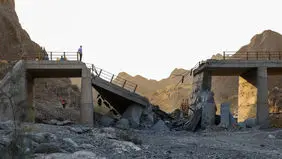 سرگردانی مردم و رانندگان پس از حمله آمریکا به پل محور رودان - بندرعباس + عکس