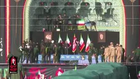 لحظه قرار گرفتن پیکر رهبر شهید در جایگاه وداع با مردم در مسجد جمکران + ویدئو