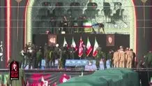 لحظه قرار گرفتن پیکر رهبر شهید در جایگاه وداع با مردم در مسجد جمکران + ویدئو