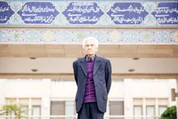 مصدق خود را قربانی کرد
