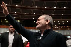 مسعود پزشکیان پا به توپ شد + عکس