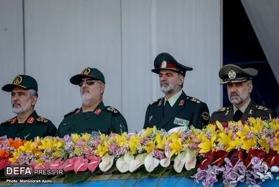 رادان و حاجی‌زاده در میان مهمانان مراسم رژه روز ارتش