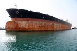بدء عملیة نقل النفط الإیراني المحتجز في الیونان إلى ناقلة إیرانیة