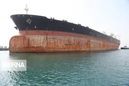 بدء عملیة نقل النفط الإیراني المحتجز في الیونان إلى ناقلة إیرانیة