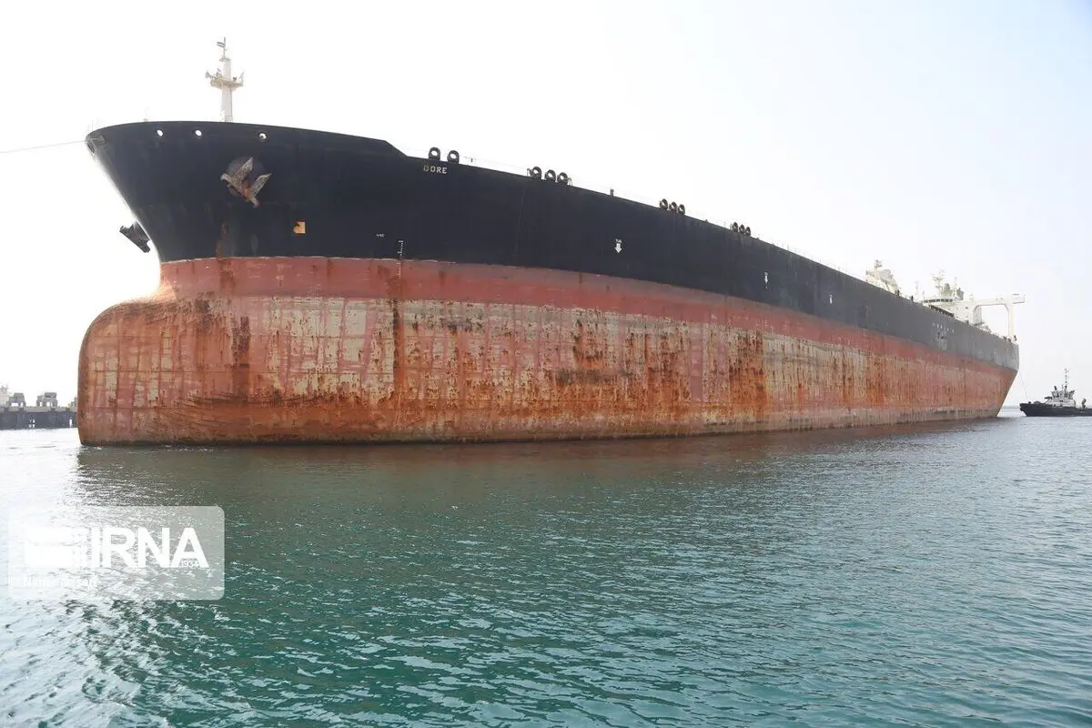 بدء عملیة نقل النفط الإیراني المحتجز في الیونان إلى ناقلة إیرانیة