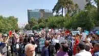 تجمع خانواده‌‌های اعضای گرفتار شده در «گروهک منافقین» در مقابل سفارت ترکیه