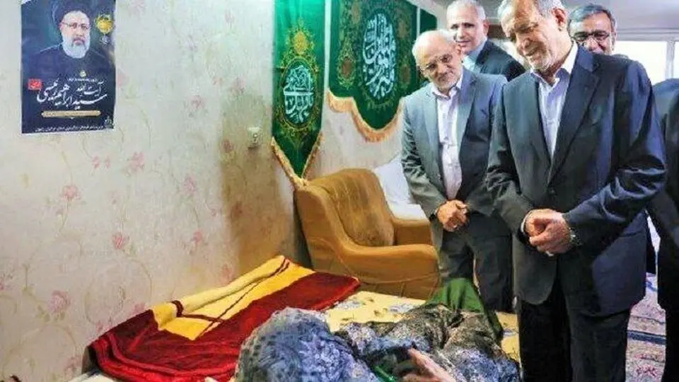 دیدار پزشکیان از مادر شهید رئیسی