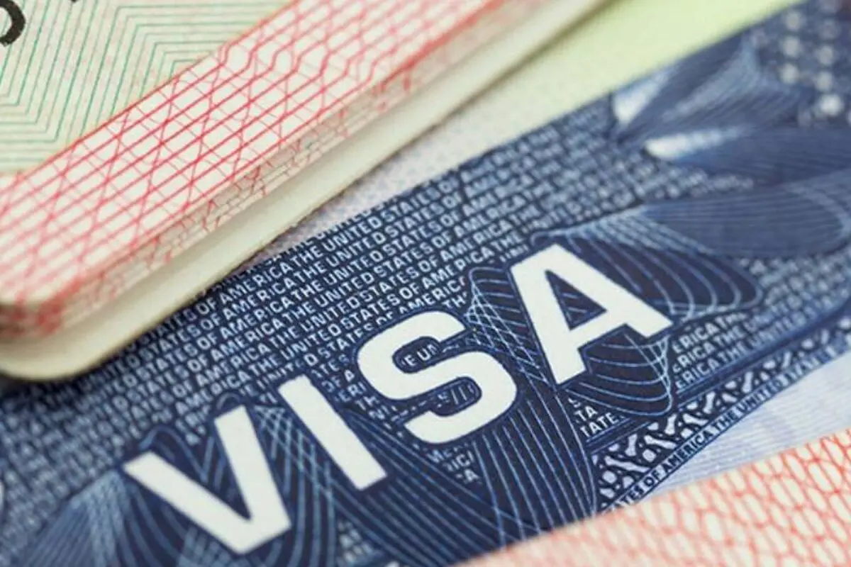 آیا دریافت ویزا از طریق وکیل بهتر است؟