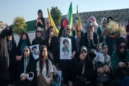  دختر بدون حجاب با زنان چادری عکس گرفت + عکس