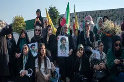  دختر بدون حجاب با زنان چادری عکس گرفت + عکس