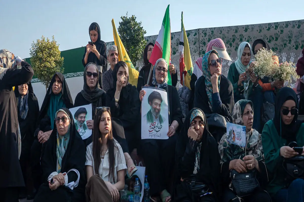  دختر بدون حجاب با زنان چادری عکس گرفت + عکس