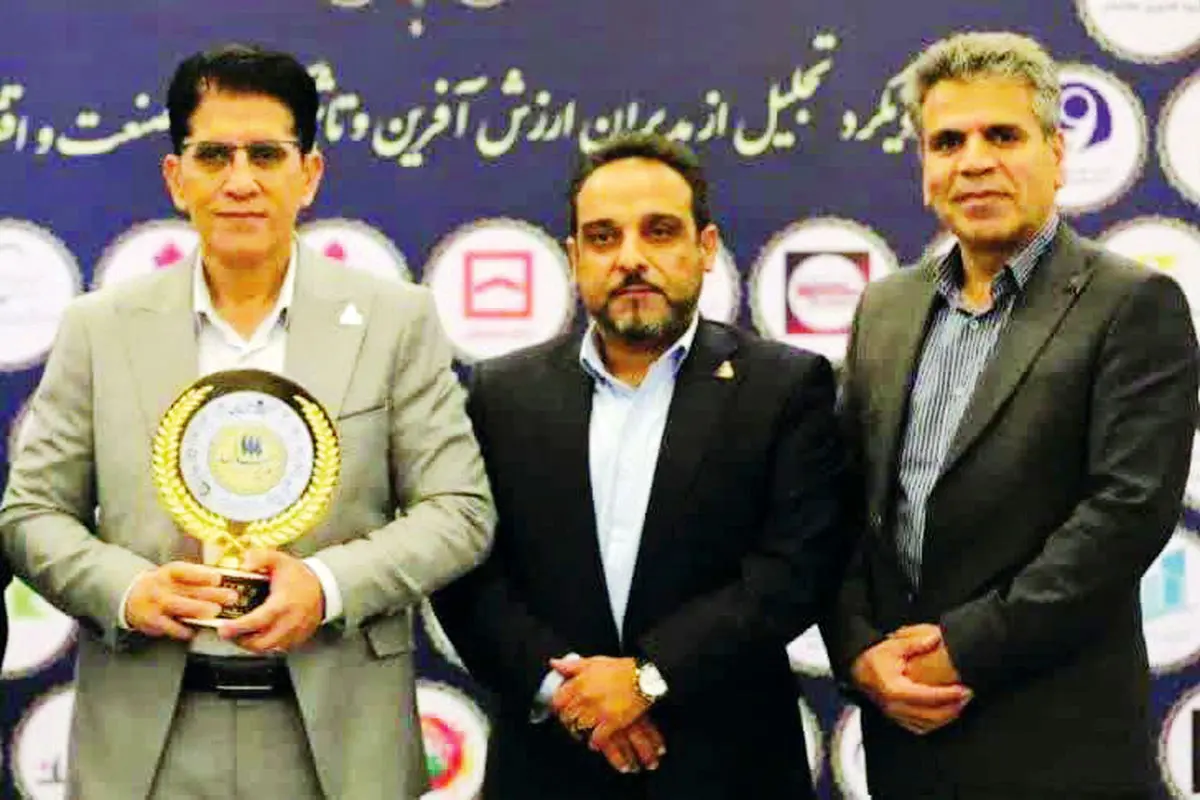 مدیرعامل هلدینگ پتروپالایش اصفهان نشان عالی مدیر  سال را  کسب کرد
