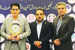 مدیرعامل هلدینگ پتروپالایش اصفهان نشان عالی مدیر  سال را  کسب کرد
