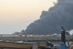 حمله به اسکله صیادی در جاسک/ ۱۰۰ فروند لنج دچار حریق شد