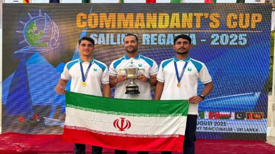 تیم قایقرانی نیروی دریایی در سریلانکا قهرمان شد