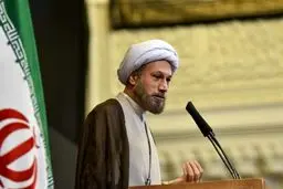 امام جمعه شیراز: اگر برنامه‌ریزی شده که ایران قوی داشته باشیم جوانان باید در سنین مناسب دارای فرزند شوند