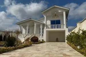 راهنمای جامع اقامت کوتاه‌مدت از سوئیت‌های تهران تا ویلاهای کردان و باغ‌های شهریار