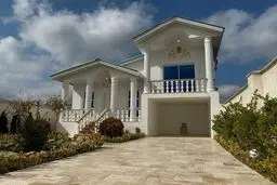 راهنمای جامع اقامت کوتاه‌مدت از سوئیت‌های تهران تا ویلاهای کردان و باغ‌های شهریار
