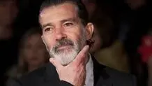 آنتونیو باندراس مشعل را به تام هالند می‌دهد

