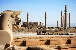 هیچ  نقش‌برجسته‌ای از  زنان  در  تخت جمشید حجاری نشده است
