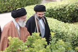 خاطره آیت‌الله سیدمجتبی خامنه‌ای از ساده‌زیستی رهبر شهید: اجاق گاز خانه ایشان سه‌شعله قدیمی است / صندلی‌های خانه پلاستیکی است