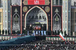 آیت‌الله جوادی‌آملی بر پیکرهای رهبر شهید و خانواده ایشان در قم نماز خواند + ویدئو