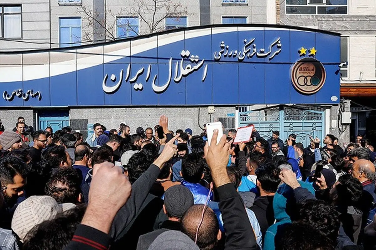 شعار هواداران استقلال علیه «خطیر» مقابل ساختمان باشگاه