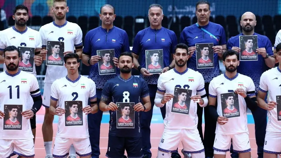 ملی‌پوشان والیبال در سوگ صابر کاظمی / ورود بازیکنان با بازوبند مشکی + عکس و فیلم
