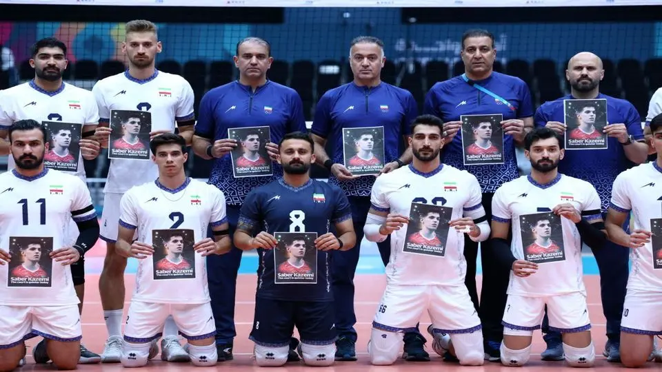 ملی‌پوشان والیبال در سوگ صابر کاظمی / ورود بازیکنان با بازوبند مشکی + عکس و فیلم