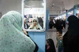 در باره حجاب تندروی کردیم به طوری که اگر دختری جوراب سفید داشت از مدرسه اخراج می‌شد