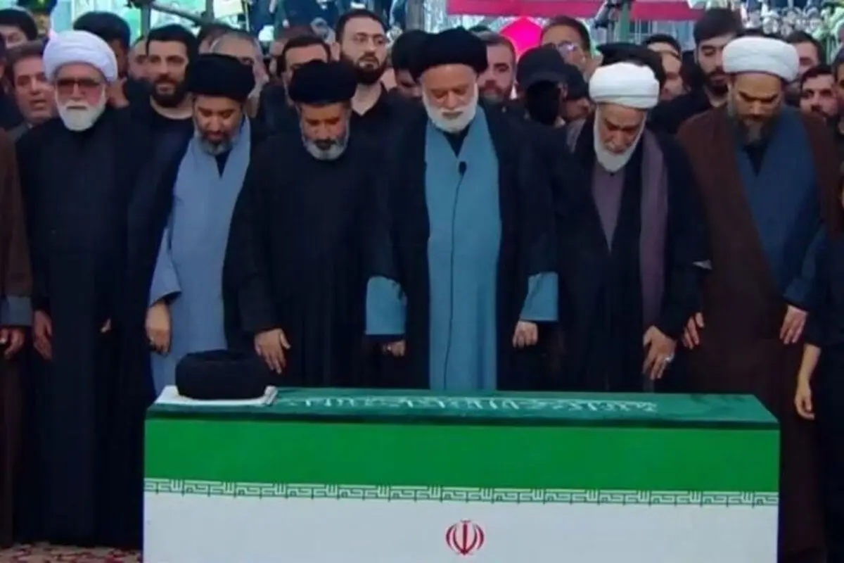 اقامه نماز بر پیکر مطهر رهبر شهید انقلاب در حرم امام رضا (ع)