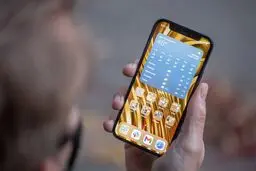  آمریکایی‌ها احتمالاً به‌جای تعویض گوشی‌های آیفون باید تعمیرشان کنند

