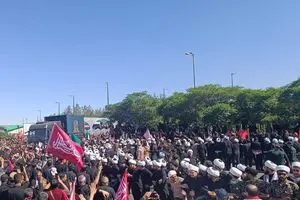 مراسم تشییع پیکر رهبر شهید انقلاب و شهدای خانواده ایشان در مشهد آغاز شد