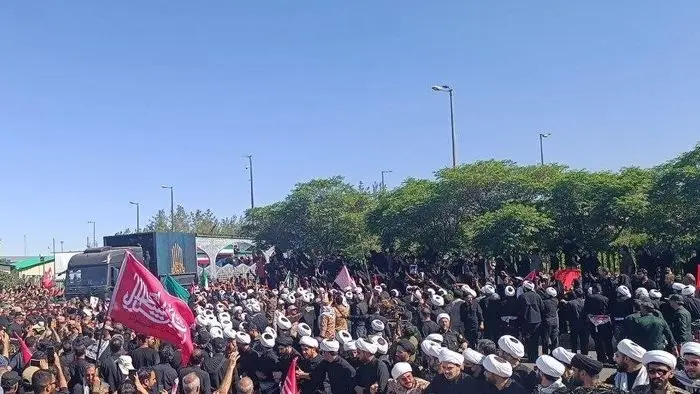 مراسم تشییع پیکر رهبر شهید انقلاب و شهدای خانواده ایشان در مشهد آغاز شد