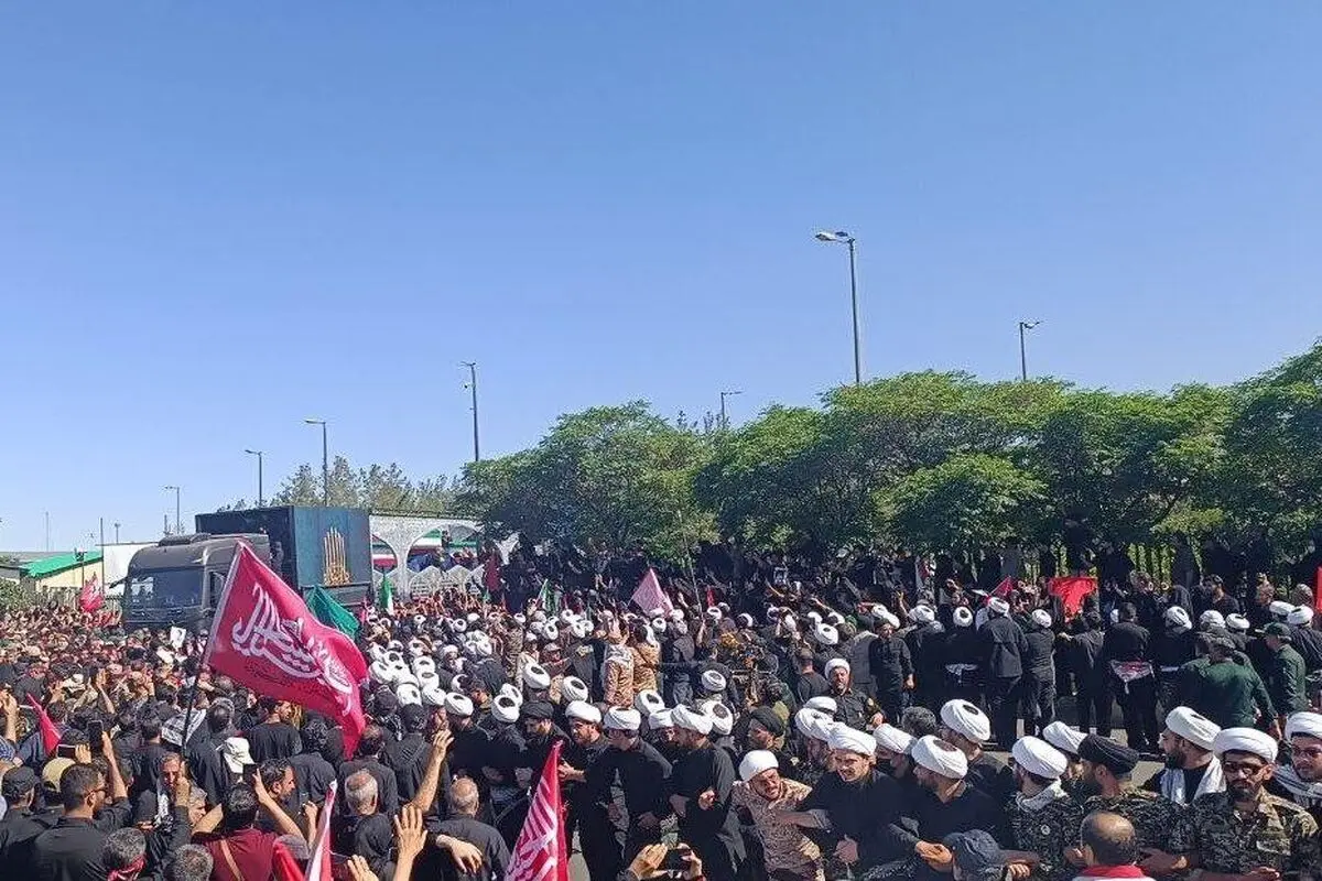 مراسم تشییع پیکر رهبر شهید انقلاب و شهدای خانواده ایشان در مشهد آغاز شد