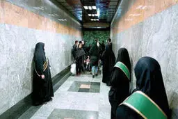  واکنش‌ها به «تونل ‌ حجاب‌بانان ‌در مترو»

