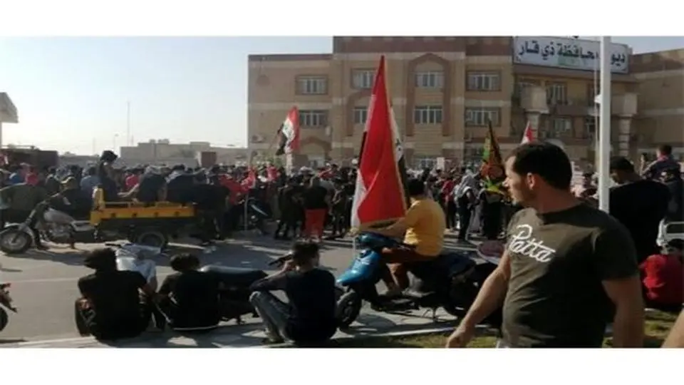 تجمع عراقی‌ها برابر استانداری ذی‌قار و بستن ساختمان آن