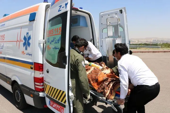 مصدوم شدن ۳۰ نفر در حادثه انحراف از مسیر اتوبوس در محور مهریز-یزد
