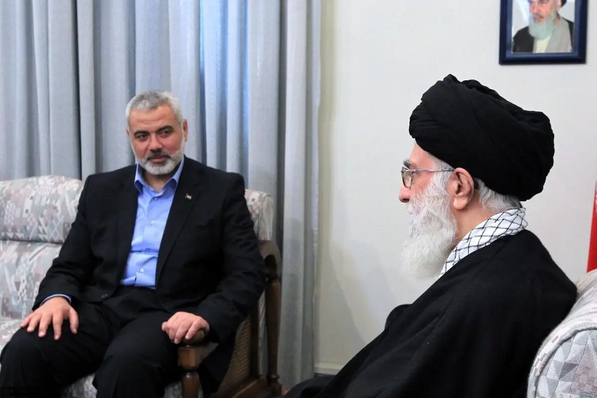 اقامه نماز رهبر انقلاب اسلامی بر پیکر شهید اسماعیل هنیه 