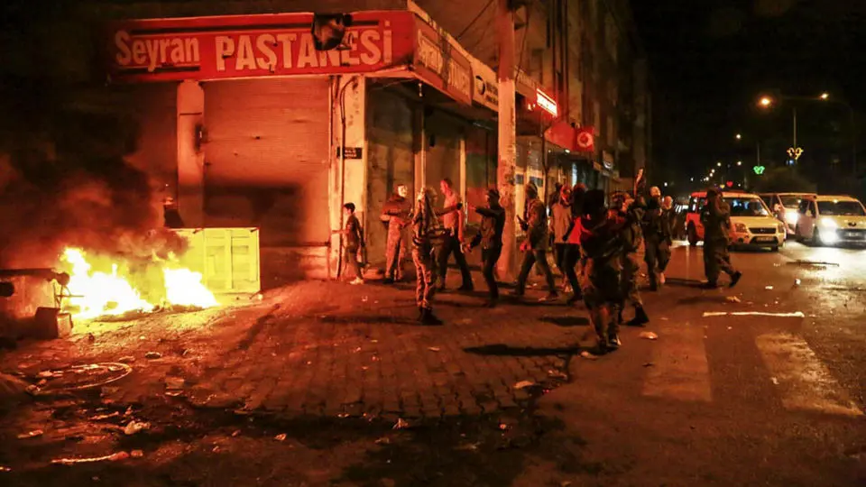 وان ناآرام است؛ پلیس ترکیه با ماشین آب‌پاش معترضان را سرکوب کرد/ تصاویر