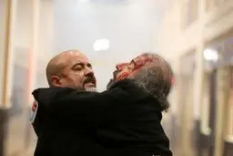 خون می‌رود نهفته از این زخم اندرون
