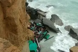 پیکر صیاد لنج حادثه دیده طوفان در ساحل دشتیاری پیدا شد