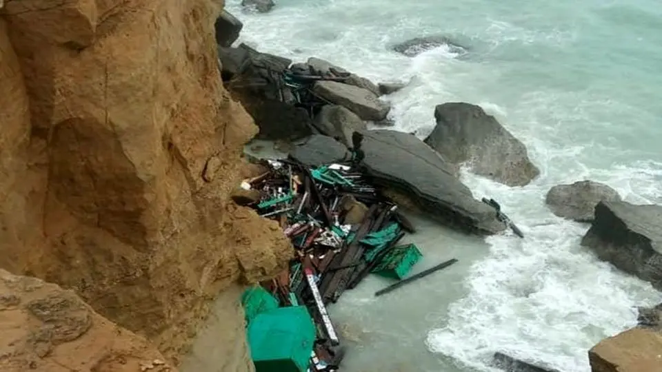 پیکر صیاد لنج حادثه دیده طوفان در ساحل دشتیاری پیدا شد