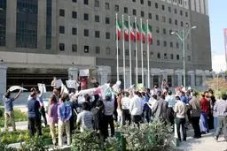 مخالفان واکسیناسیون کرونا مقابل مجلس تجمع کردند