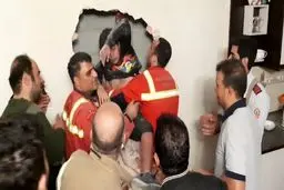 سقوط یک نوجوان به داخل درز انقطاع ۲ ساختمان