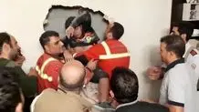 سقوط یک نوجوان به داخل درز انقطاع ۲ ساختمان