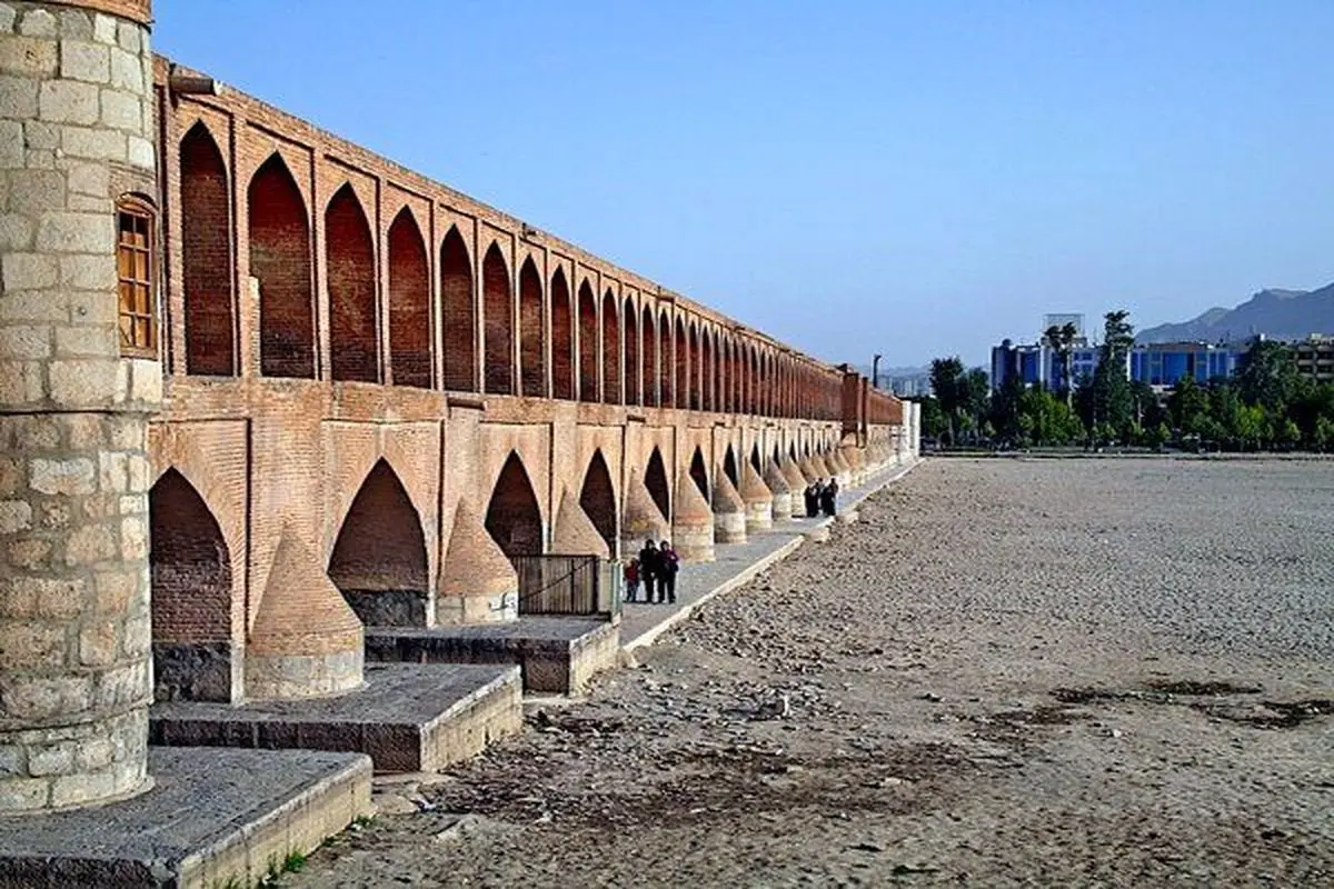 رئیس‌جمهور شخصا و حضورا در اصفهان شورای عالی آب تشکیل دهد