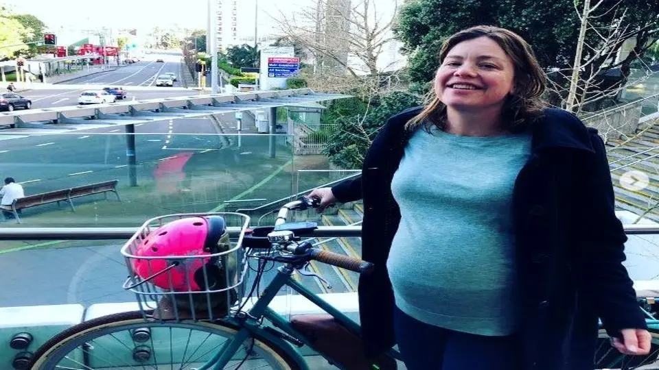 دوچرخه‌سواری خانم نماینده تا بیمارستان برای زایمان