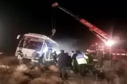 واژگونی اتوبوس با ۵ نفر زخمی و یک نفر کشته در سیرجان